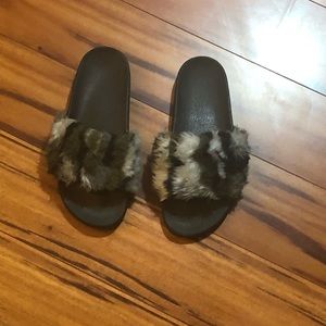 GREEN/BLACK/WHITE Furry Slides
